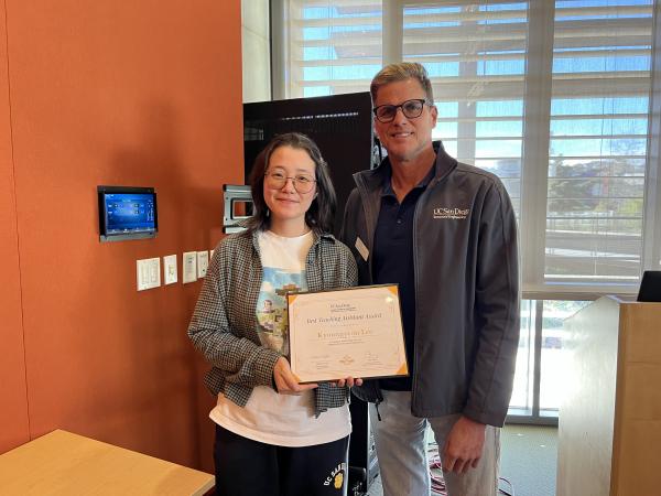 Kyoungyeon Lee with Prof. Todd recieving award